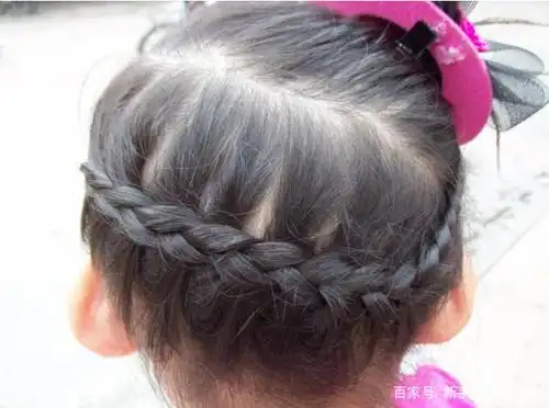 清爽,女孩子的长发梳成简单的马尾,或者变成各种各样的辫子,不染烫发