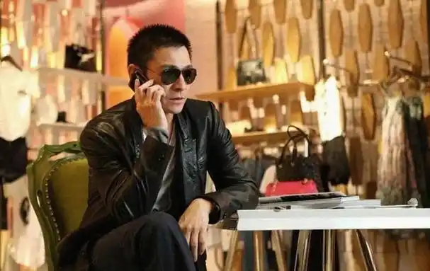 皮衣天王刘德华:从《赌神》到《莫斯科行动》,穿了30多年皮衣