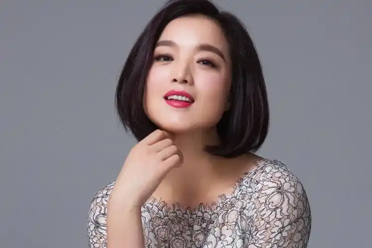 白雪在文工团里认真学习歌唱技巧,努力提升自己的声音和演唱能力.