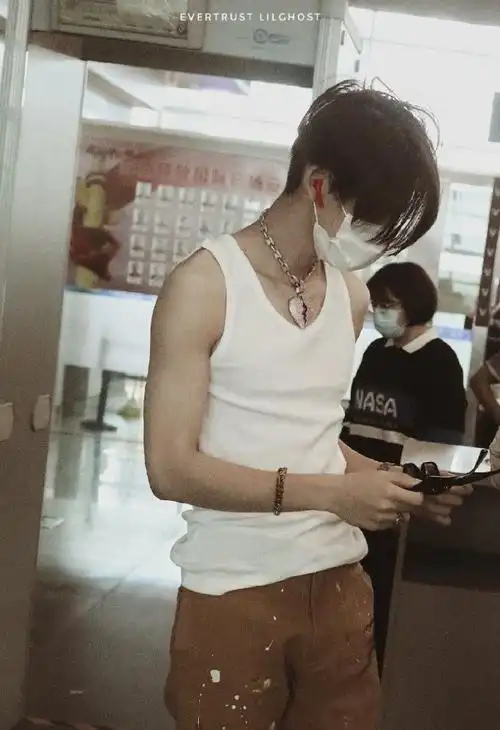 7215小鬼更新近照,一身黑色无袖背心,露出的手臂肌肉线条相当紧实