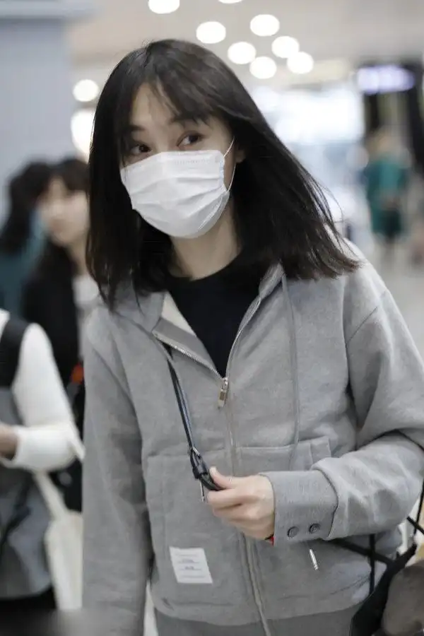 郑爽现身上海机场,戴白口罩仿佛生病了楚楚可怜!