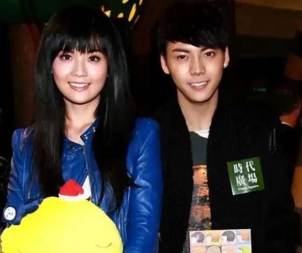 她和陈伟霆在一起以后,立马就官宣了恋情,这无疑是打了杨颖的脸.