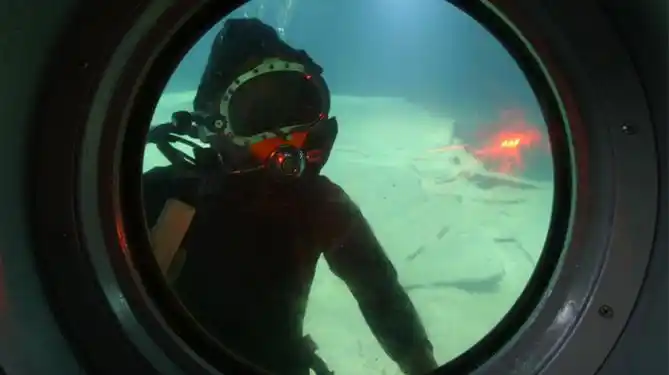 进入到白鹤梁题刻无压容器罩中进行水下作业穿好潜水服,绑好安全带