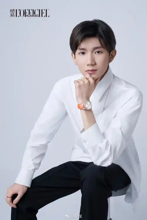 王源二十一岁首刊来啦短发干练