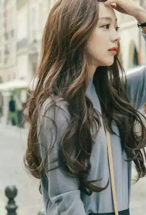 女生披散卷头发染双系头发颜色染出的双系头发颜色,显示着女生肌肤亮