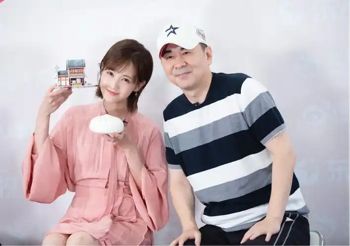 《爱我就别想太多》陈建斌李一桐俏皮演绎"治愈系"爱情