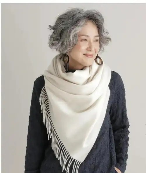 好的女士来说,无论是白发还是黑发,或者其他什么颜色的头发或者发型