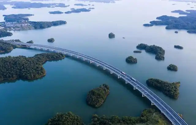 2020年9月7日,江西九江,航拍庐山西海景区水上公路.(来源:人民视觉)