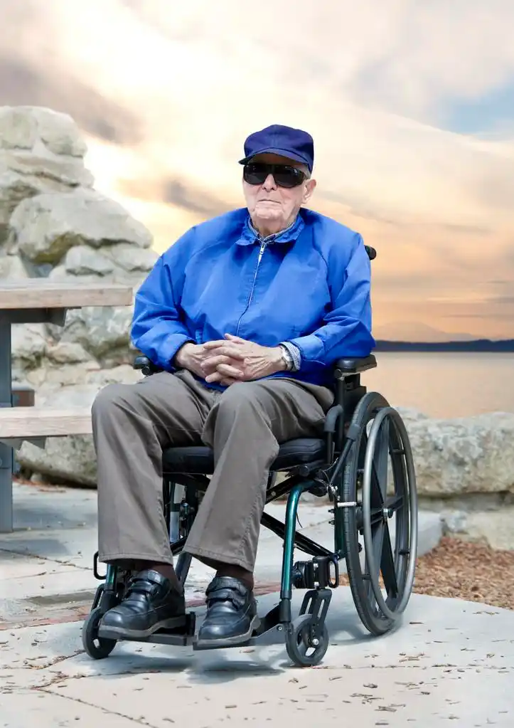 高级老人坐在轮椅上坐在外面