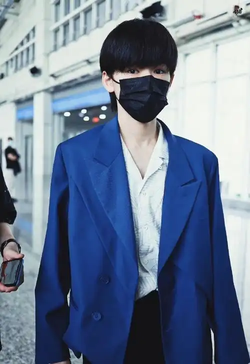 宋亚轩蓝色西装造型随拍##宋亚轩和蓝色西装的适配度