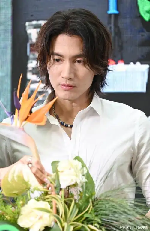 男神言承旭20年不老近日参加活动零修图近照曝光