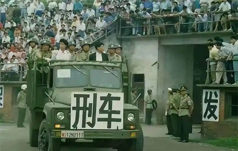 当公安押解罪犯来到刑场后,会做最后一次验明正身,在确定完毕后,会给