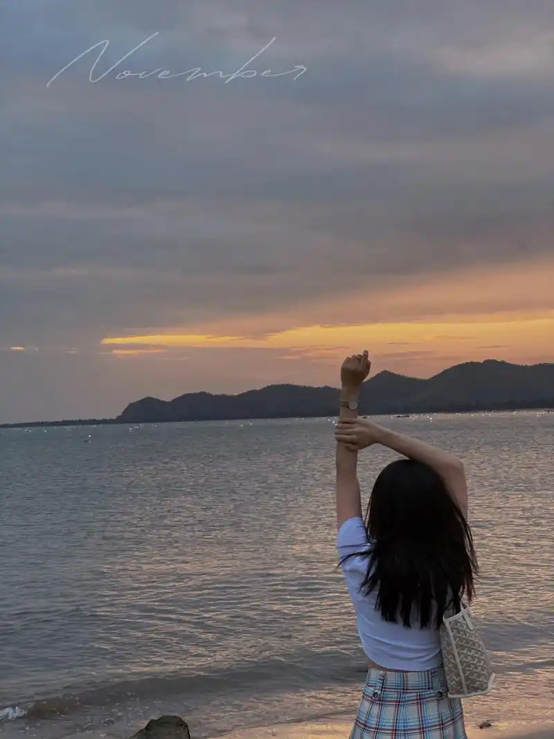 海边背影拍照～ "去海边吹吹风吧,能清醒的话,感冒也没关系" 连着两天