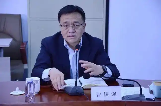 座谈会上,曹俊强详细介绍了建设银行巴彦淖尔分行的运营状况,组织构架