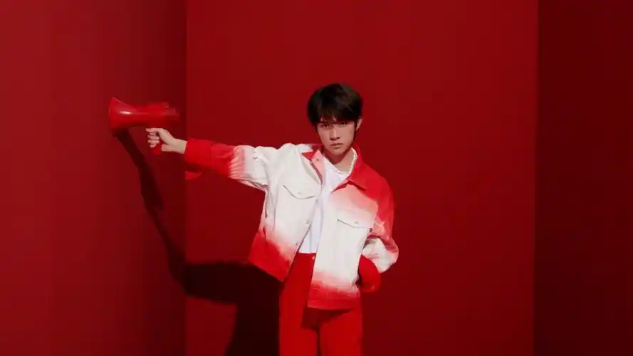 易烊千玺明星风尚壁纸18