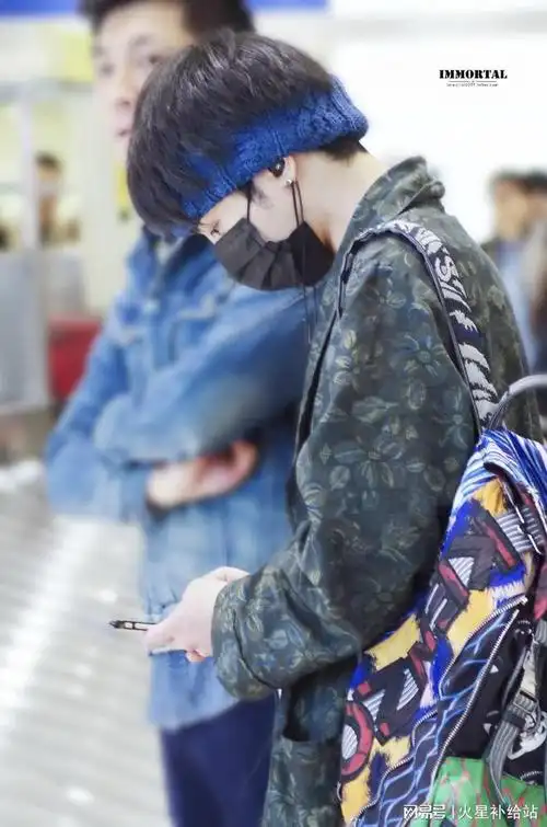 帽子,口罩,大褂,是华晨宇的机场标配.从他的私服也可以看出他的低调.