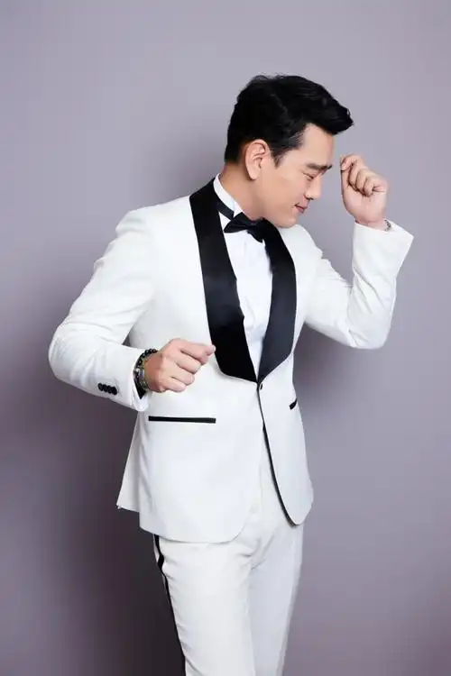 王耀庆主持elle风尚大典直播采访抛梗不断显超高情商