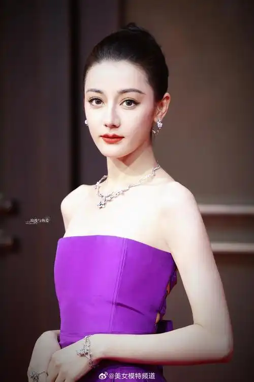迪丽热巴一袭紫色抹胸裙佩戴银色项链高贵优雅肤白貌美