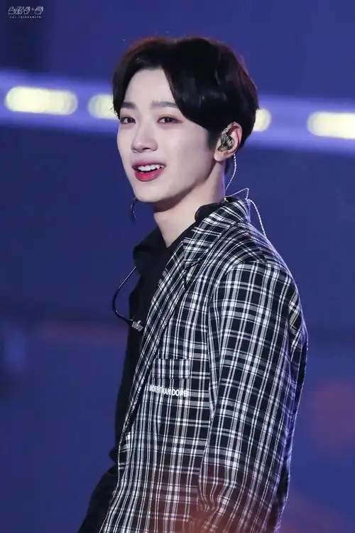 赖冠霖的5个经典舞台造型前4个帅气最后一个霸气十足