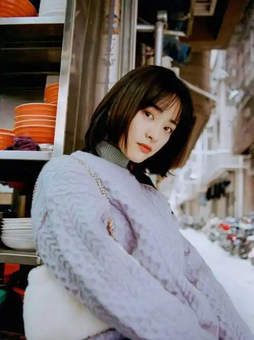 "初恋脸"沈月很适合学院风穿搭!