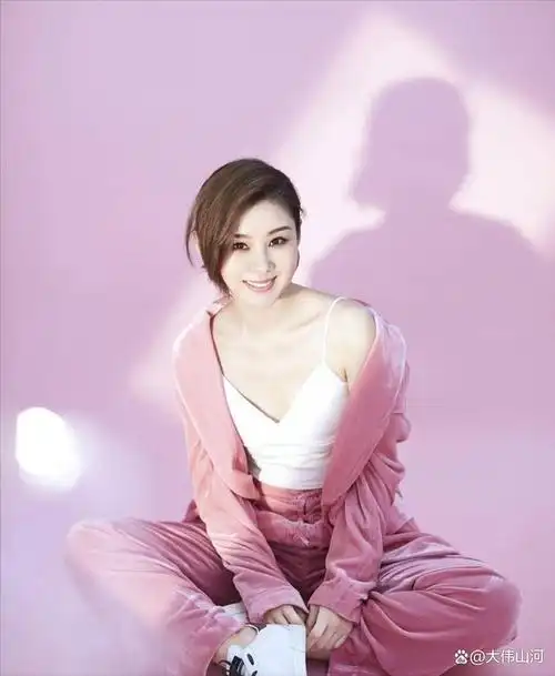 李小萌出道20年与王雷相爱15年生一子36岁怀二胎人生圆满