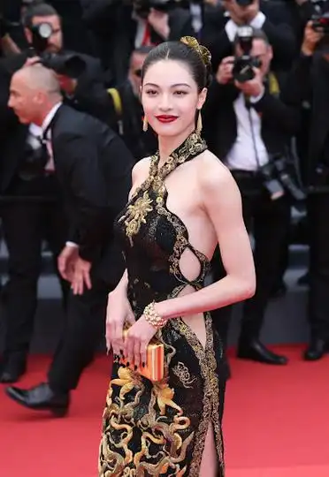 钟楚曦这身摩登旗袍晚装亦抢尽镜头.