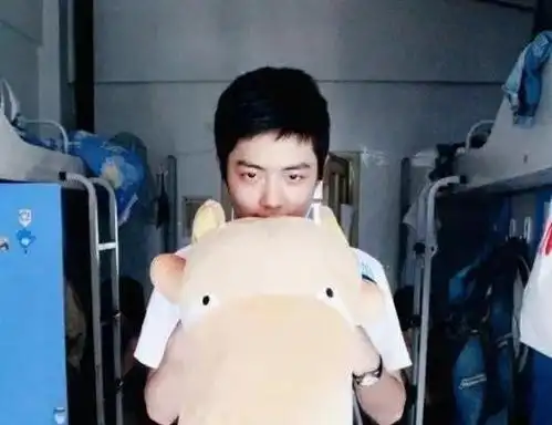 这一张的肖战已经在上小学,看样子应该是去哪里游玩拍的照片,在认真地