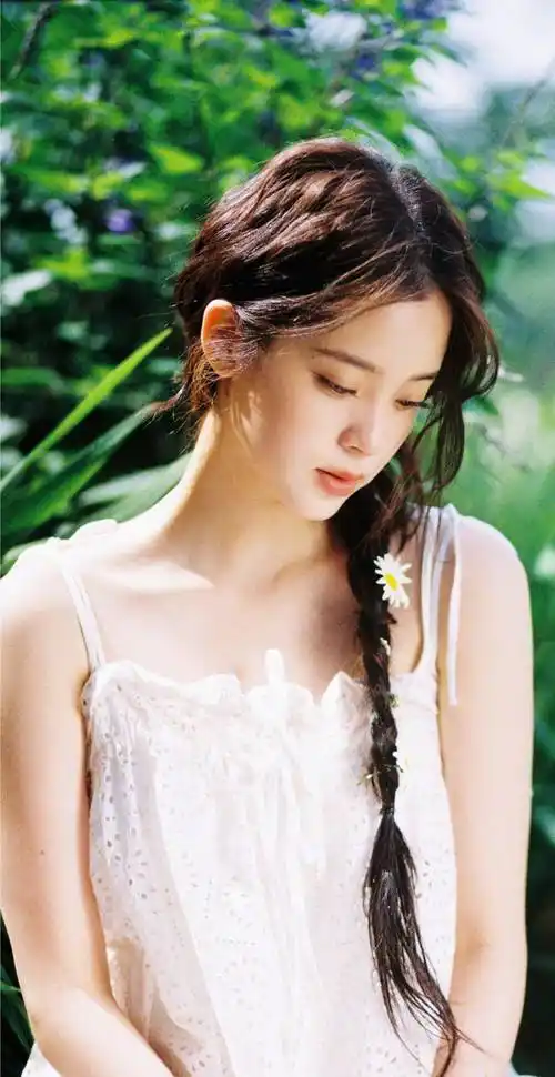 欧阳娜娜私服照,麻花辫搭配白色裤袜裙,充满甜美浪漫的感觉_镂空_身材