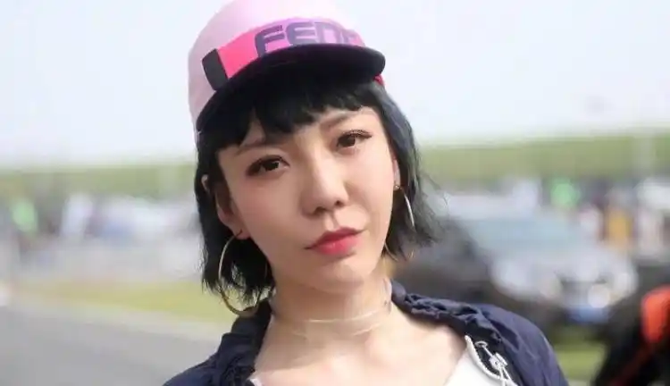 3亿代言费到小县城卖唱,"失宠"的吴莫愁,究竟得罪了谁?