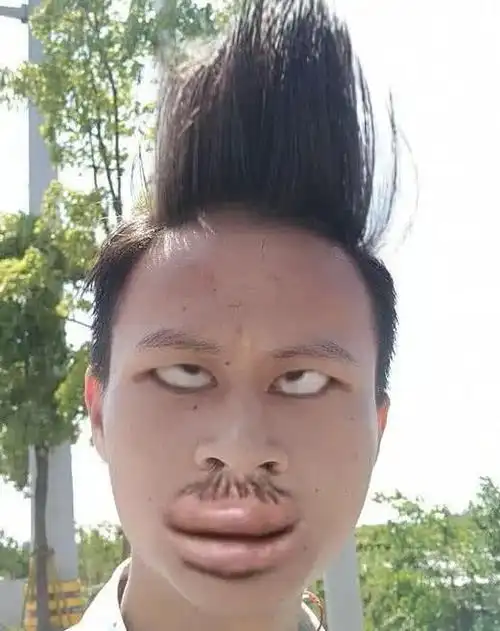 你可以去搜索到的这三张照片哪个男生第一眼觉得好看,哪一个是最丑?