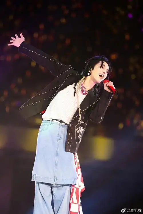 华晨宇 男孩子也穿婚纱太酷了吧