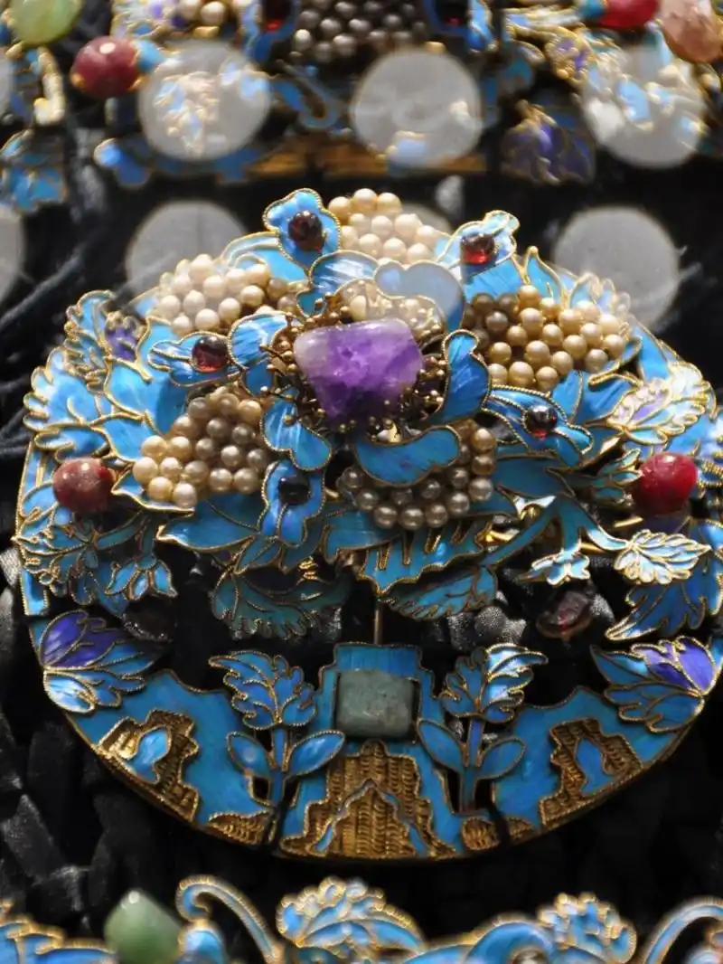 重庆故宫文物南迁纪念馆的清代宫廷服饰特展 点翠多宝花钿 	 地址