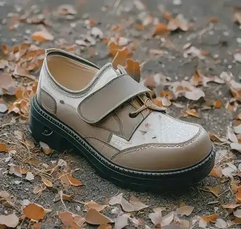 《鞋子的故事》我是一双鞋子,经历了无数次的磨损和修补,见证了主人的