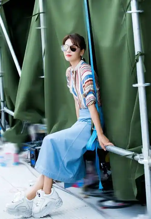 刘涛真是"逆生长",42岁还能穿s码女团装,嘟嘴比耶好俏皮_身段_状况