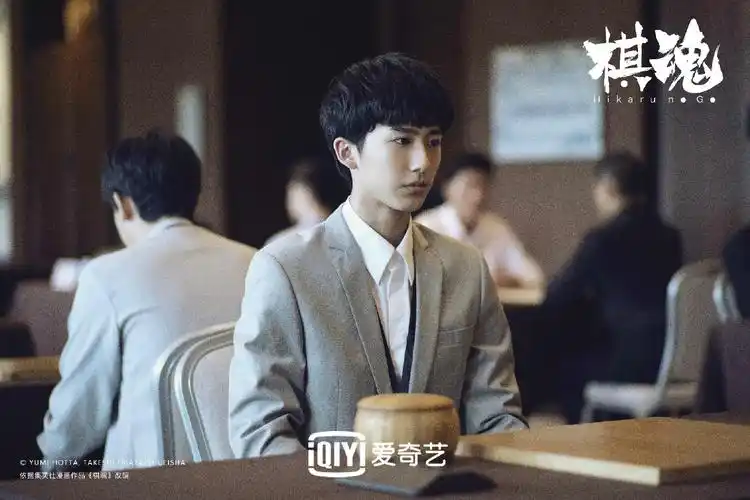 郝富申蓝白衬衫写真曝光 果然是《棋魂》中走出的日系漫画少年