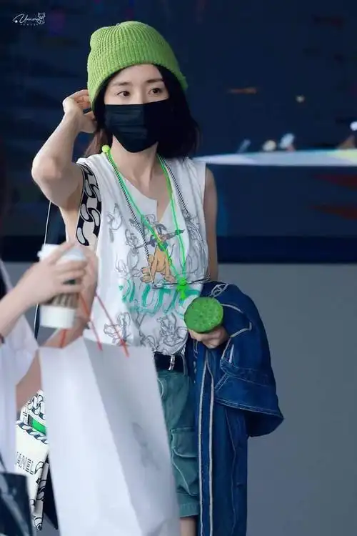 周迅街拍穿搭图片裙子_明星穿搭街拍_街拍穿搭传送门的微博