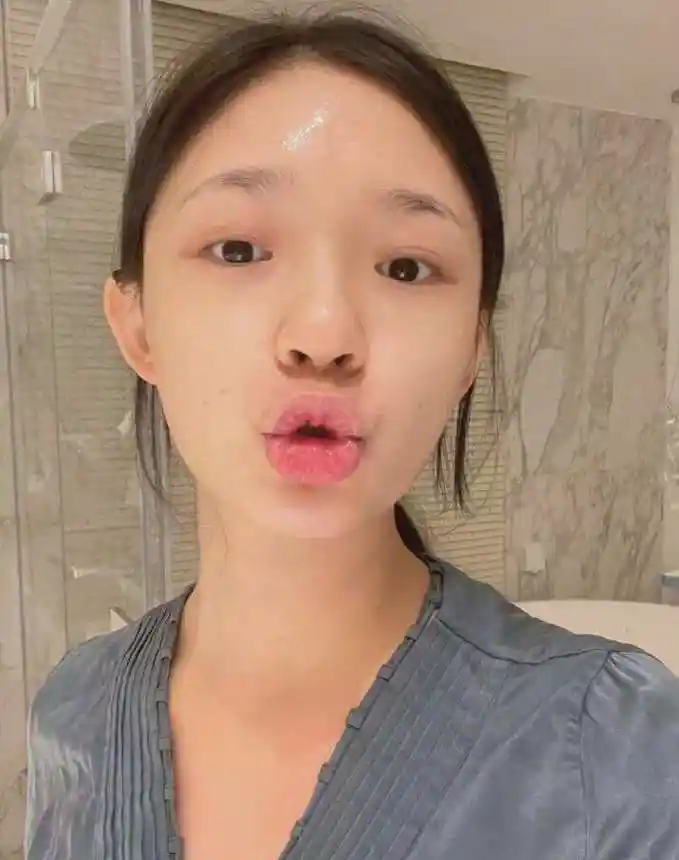 林允晒素颜自拍照皮肤水嫩有光泽却与妆后对比气质差别大