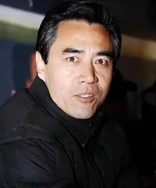 实力影帝陈宝国因拍戏视力终生手上如今67岁竟然没戏可拍