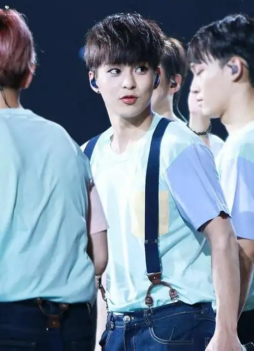 金珉锡把刘海放下来后,再穿上减龄的背带裤,像个