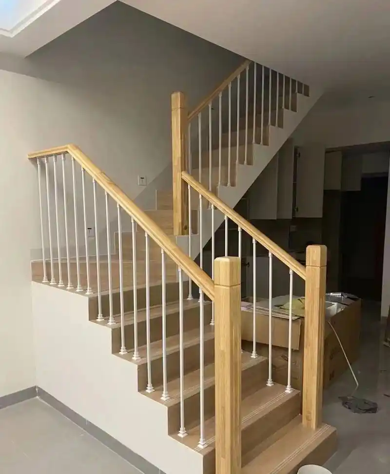 简约现代楼梯扶手栏杆 大柱和扶手是橡胶木的  小柱是实木的 简约又