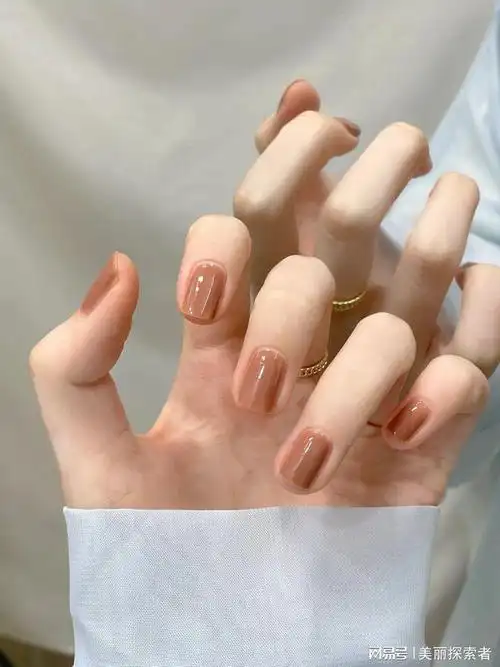 这款低调奶茶色指甲油,让你在学校和职场焕发温柔气质
