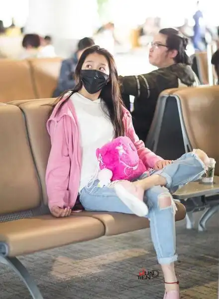 应该是在等候飞机,翘着二郎腿的模样,看上去就像是社会小姐