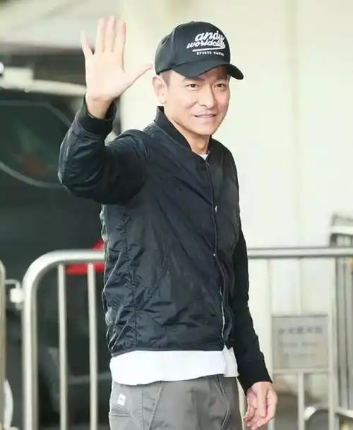 高级中年男人懂得"合身穿短裤",看看61岁的刘德华,就知道