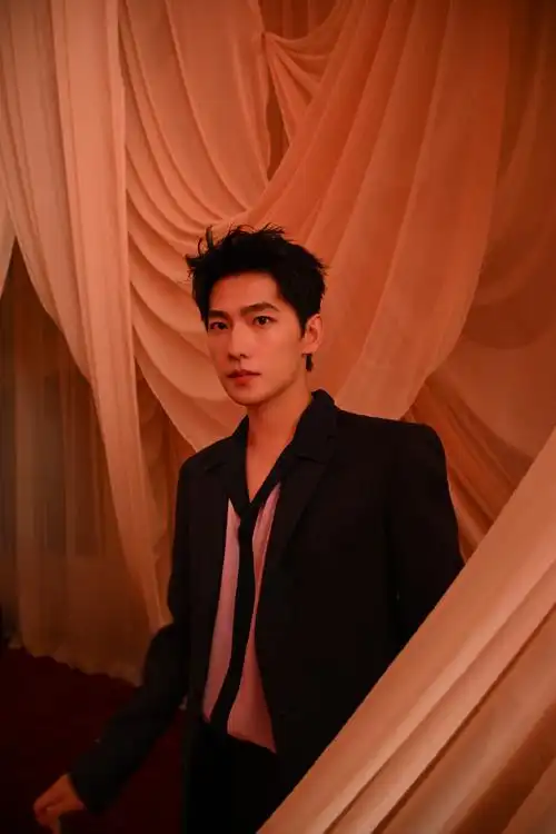 杨洋摘面具#昨日,@杨洋杨洋出席活动造型释出,深蓝色系暗纹西装磁配