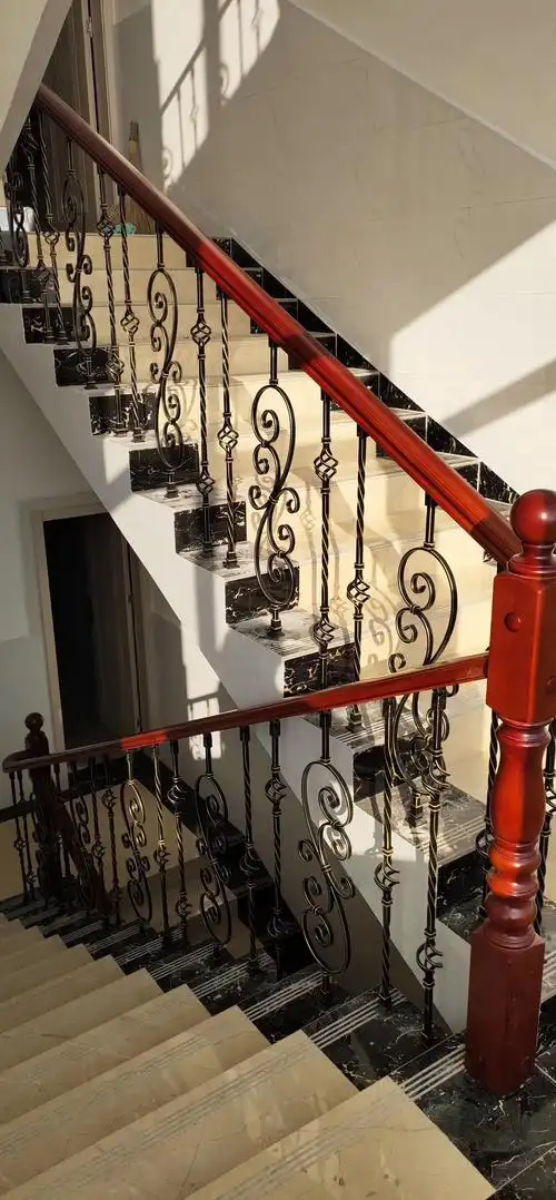 佛山定制实木铁艺楼梯扶手简约现代轻奢立柱护栏杆别墅室内家用