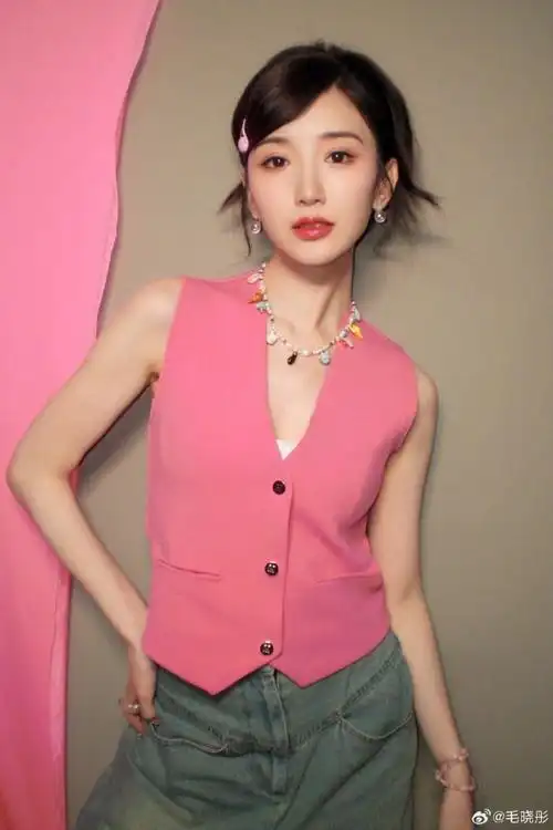 毛晓彤芭比粉穿搭满满少女心 多巴胺穿搭彩色美甲吸睛_重庆生活网