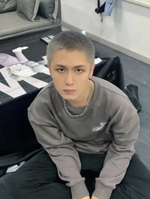 新发色寸头加蓝灰真的绝绝子了