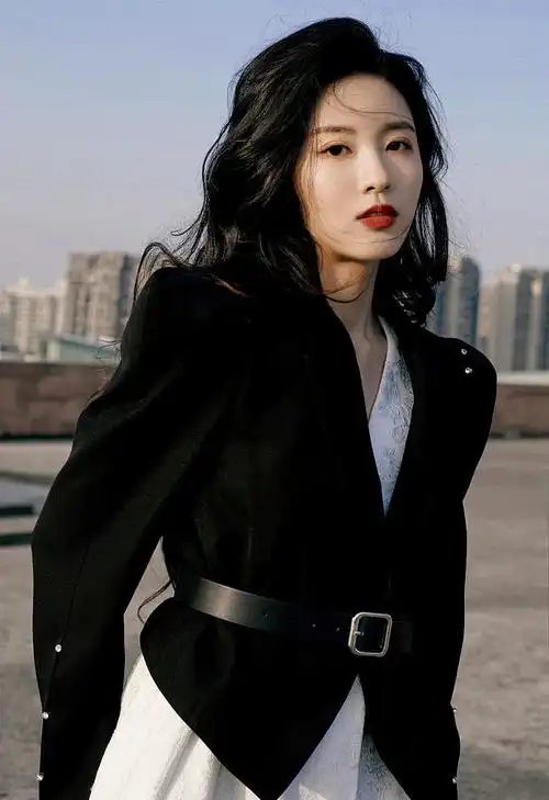 孙芮西装写真帅气冷御将亮相开播情景喜剧塑造多变角色