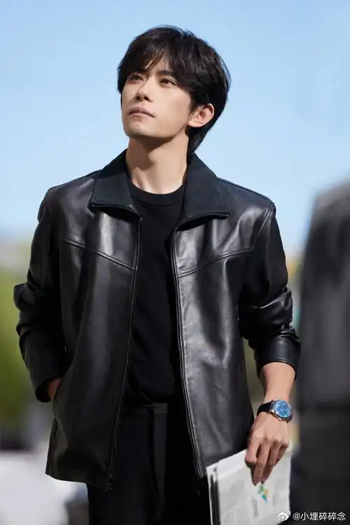 易烊千玺皮衣街拍