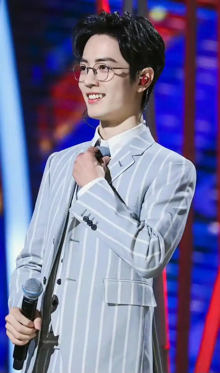 金丝眼镜一戴,文艺范十足#肖战